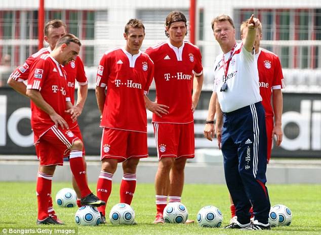 Van Gaal từng tụt quần trước các học trò khi còn dẫn dắt Bayern Munich.