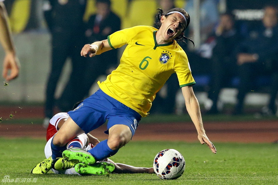 Brazil để thua Paraguay trên chấm 11m.