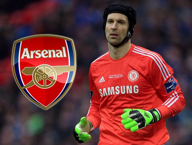 Petr Cech sang Arsenal kiểm tra y tế