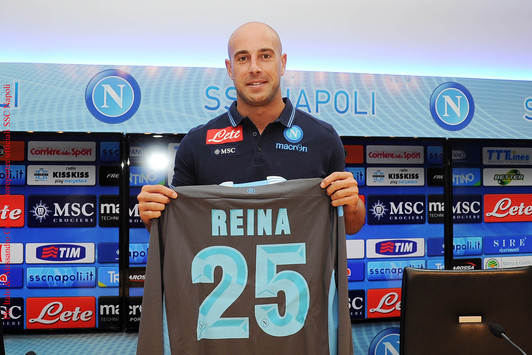 Reina chính thức tới Napoli